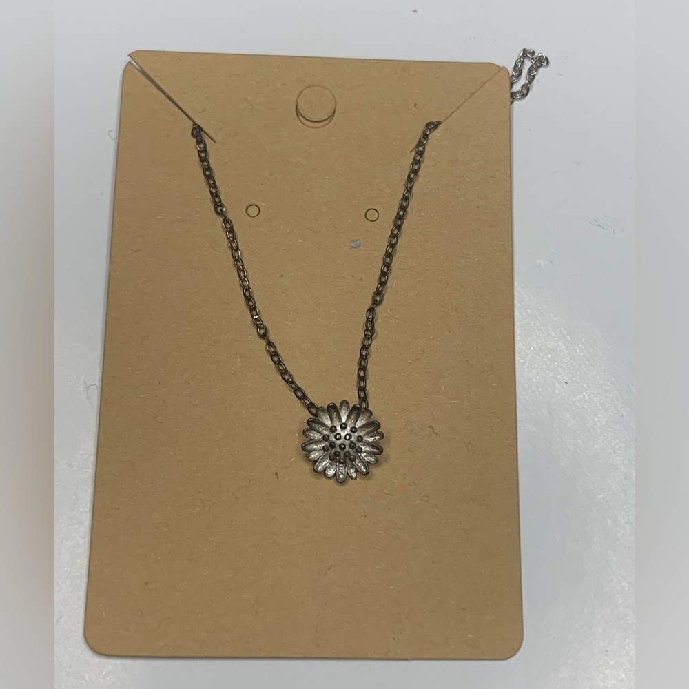Daisy silver necklace.